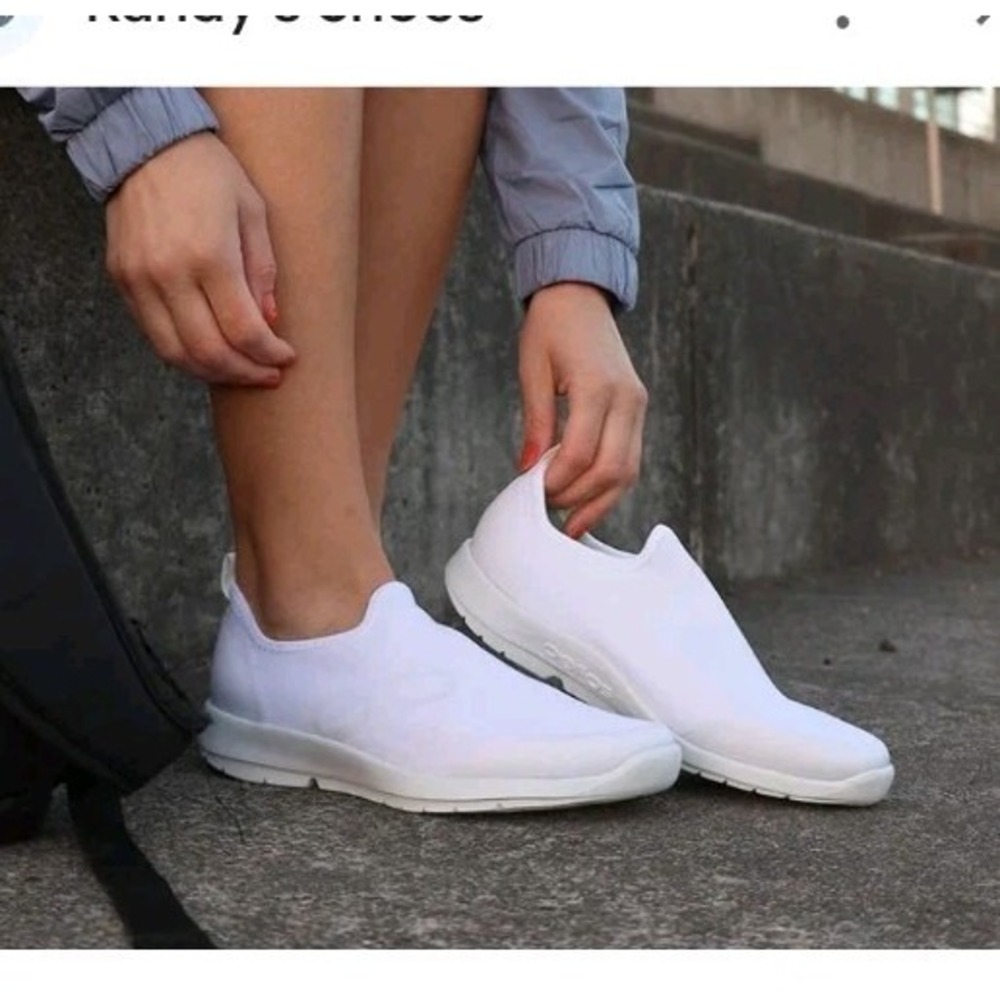 NEW! OOFOS Women's 7.5 OOmg Low White Slip On Sneakers